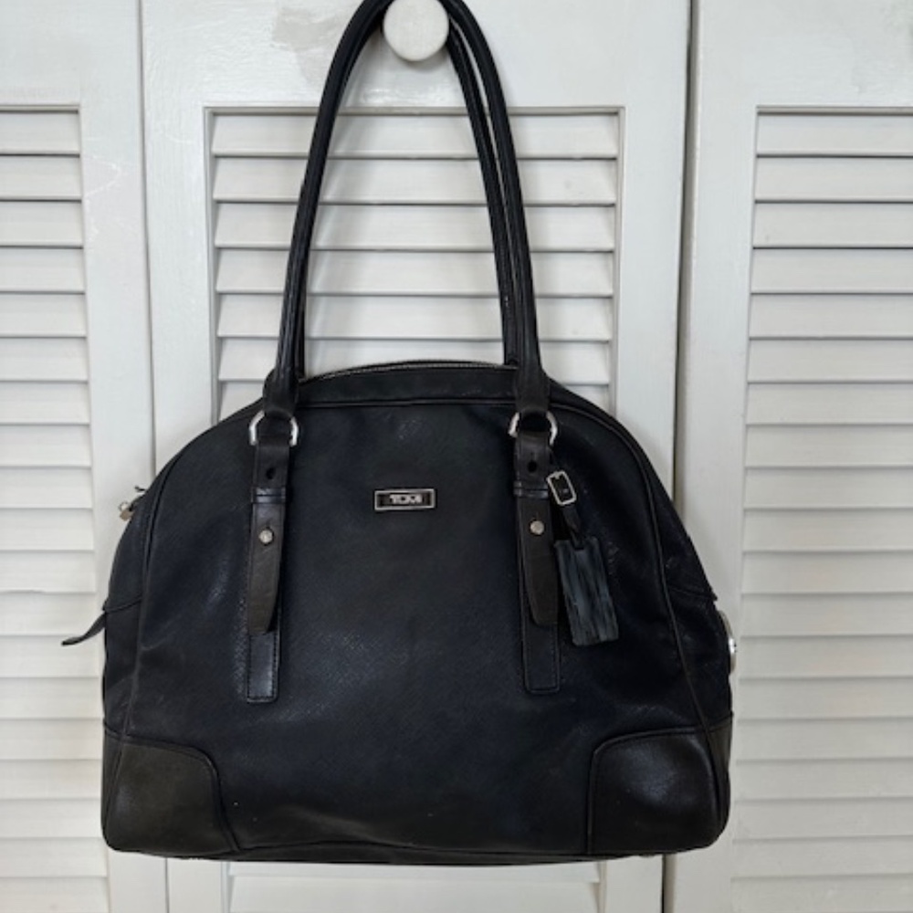(NWOT)  WOMEN'S LARGE TUMI SHOULDER/HAND BAG AND ADDITIONAL  TUMI WALLET